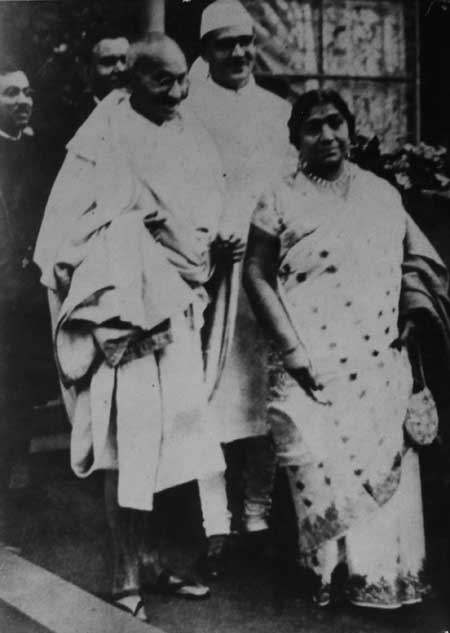 Gandhiji with Mahadev Desai and Sarojini Naidu on their way to Buckingham Palace to meet the King.jpg